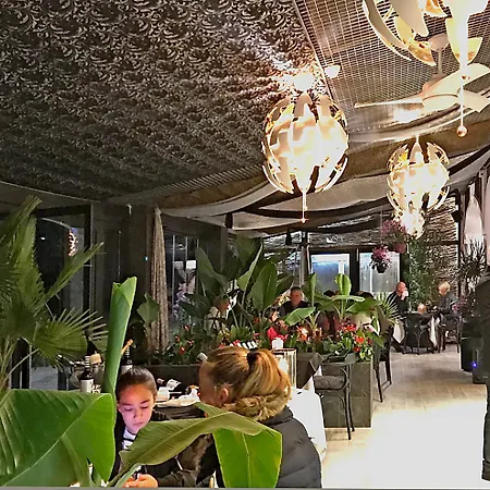 Lloyds Club 3*